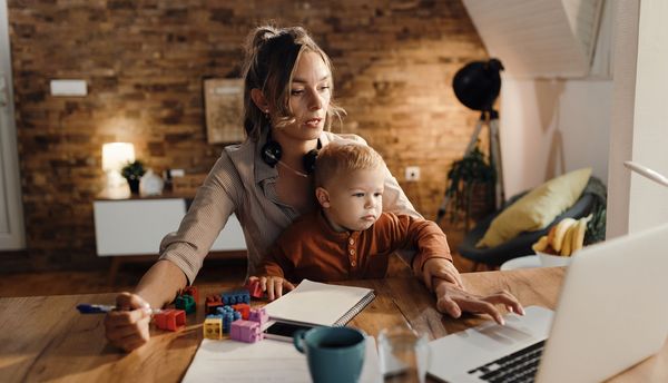 Mütter übernehmen trotz Beruf mehr Care-Arbeit als Väter