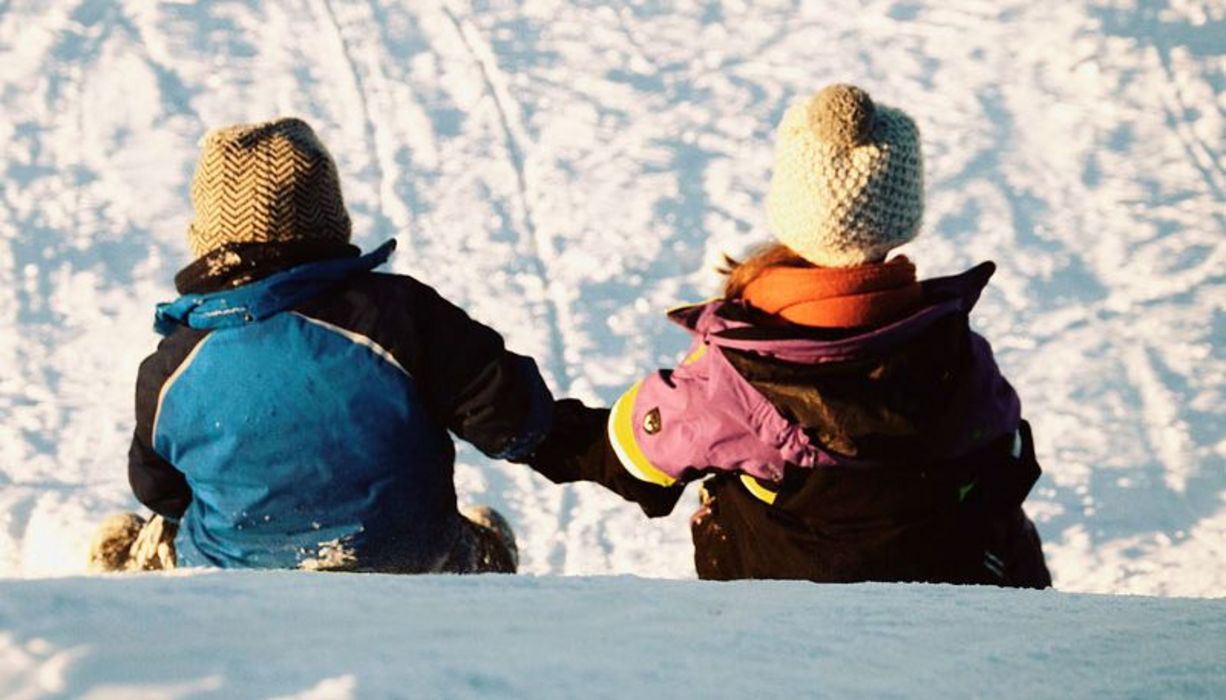 Warme Kleidung in mehreren Schichten schützt Kinder vor Kälte.