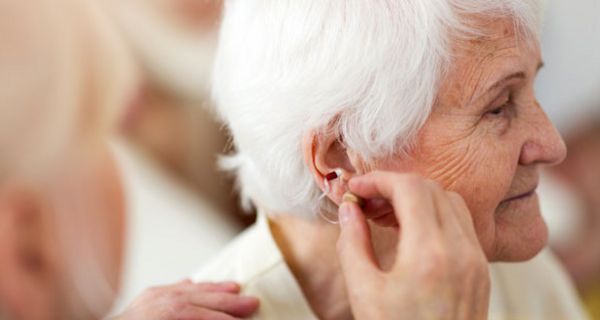 Wer einen Hörverlust nicht behandeln lässt, erkrankt eher an Demenz oder Depression. 