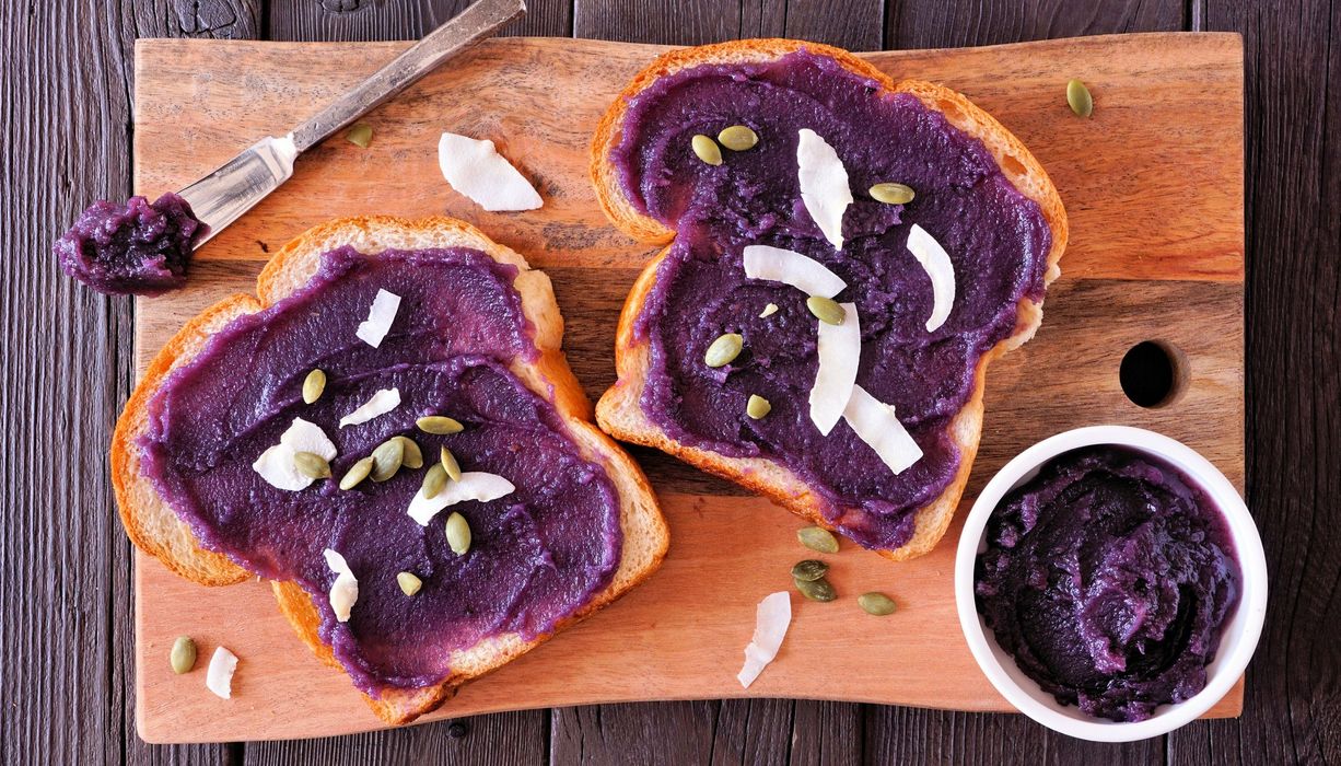 Zwei Toastbrote, bestrichen mit "Ube Halaya", einer Art Marmelade aus Ube.