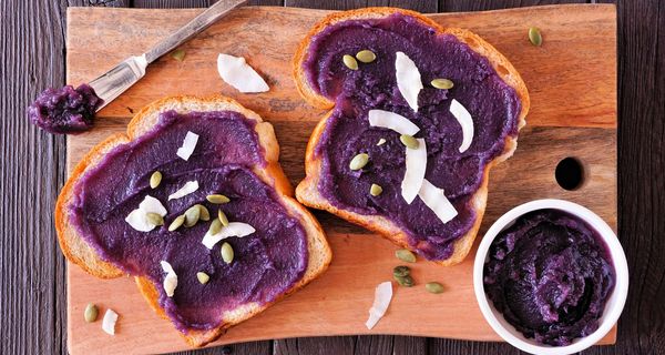 Zwei Toastbrote, bestrichen mit "Ube Halaya", einer Art Marmelade aus Ube.