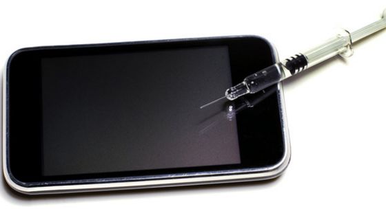 Smartphone und Spritze