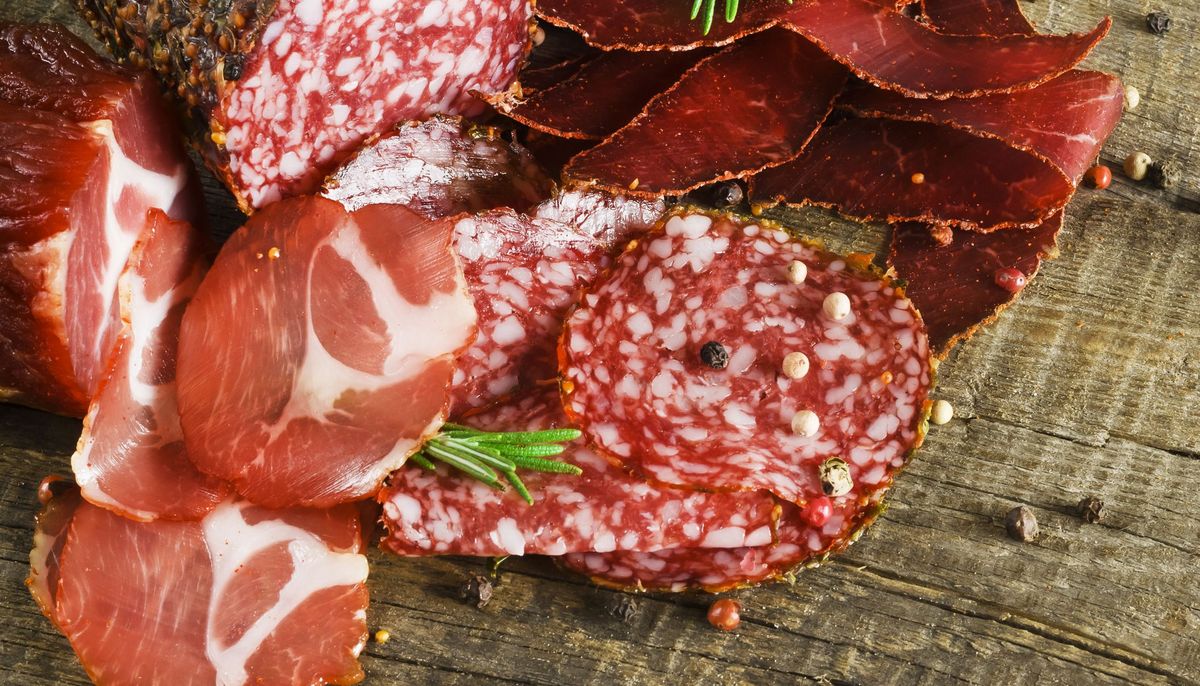 Demenz durch Wurst? Rotes Fleisch schadet dem Gehirn | aponet.de