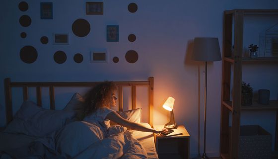 Mädchen, schaltet die Nachttischlampe aus.