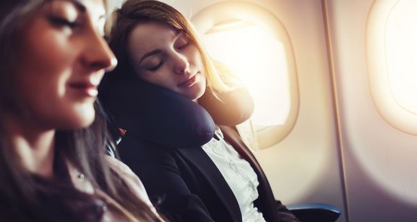 Zwei junge Frauen, schlafen im Flugzeug.