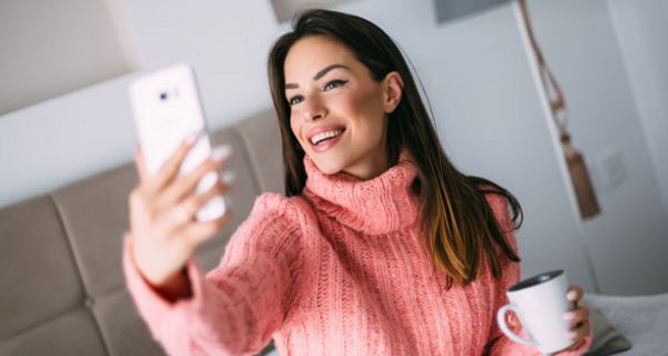 Hunderte von Selfies zu machen, kann Arm und Ellenbogengelenk stark belasten.