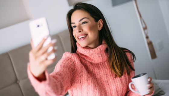 Hunderte von Selfies zu machen, kann Arm und Ellenbogengelenk stark belasten.