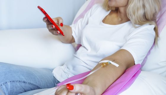 Frau, bekommt gerade eine Infusion.