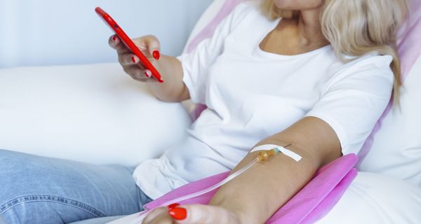 Frau, bekommt gerade eine Infusion.