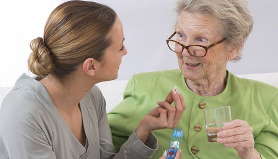 Gerade im Altenheim nehmen die Patienten oft viele Medikamente, die sich gegenseitig beeinflussen.