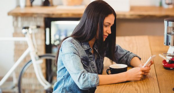 Wer oft auf sein Smartphone schaut, isoliert sich scheinbar von anderen Menschen.