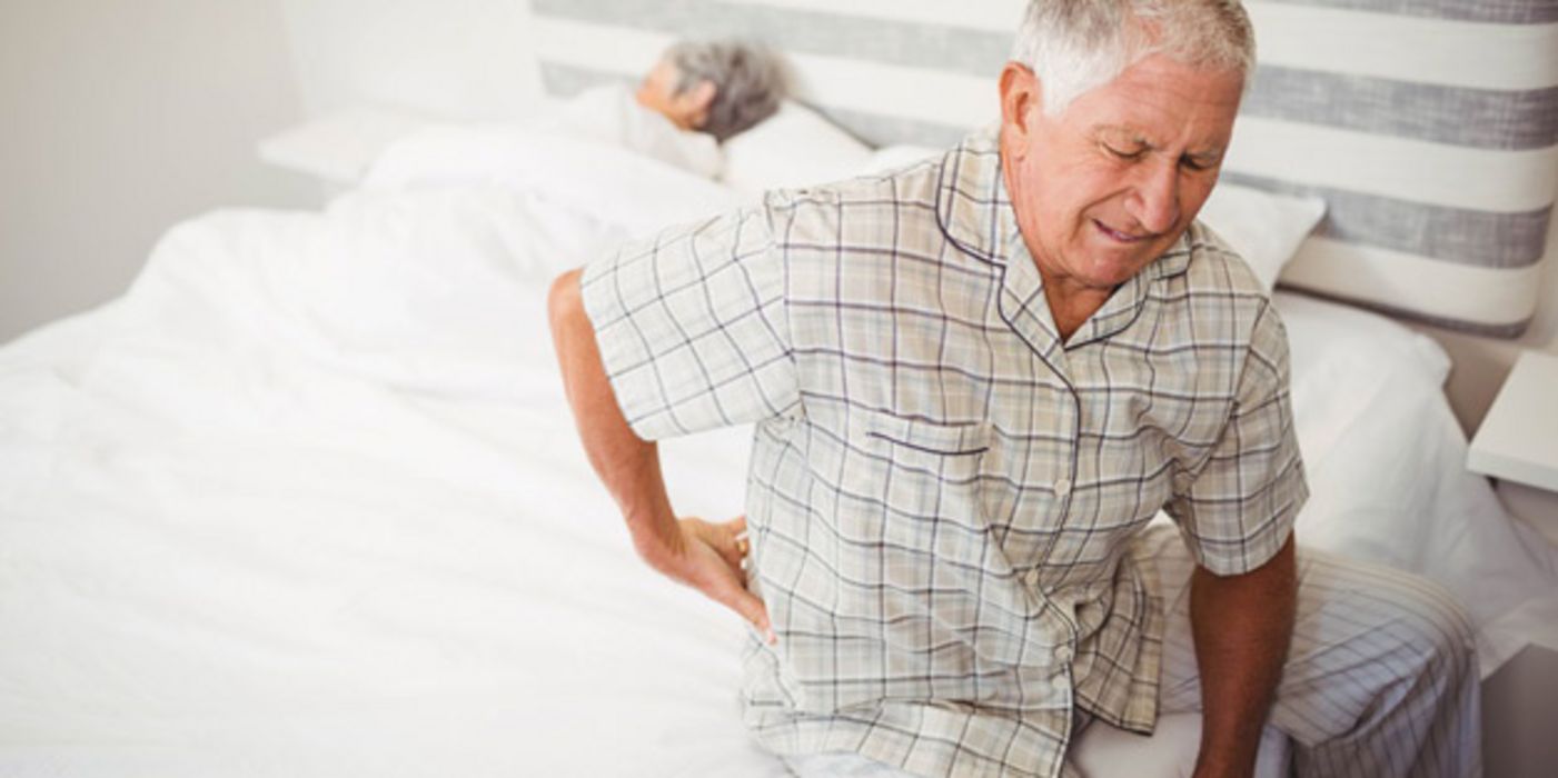 Forscher haben einen möglichen Grund für altersbedingte Rückenschmerzen gefunden.