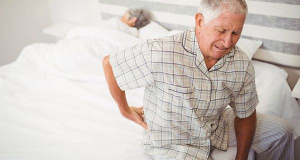 Forscher haben einen möglichen Grund für altersbedingte Rückenschmerzen gefunden.