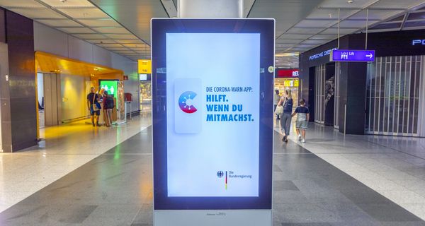 Werbetafel mit einer Anzeige der Corona-Warn-App.