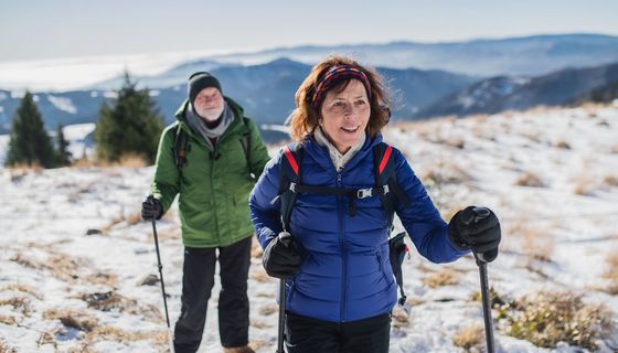 Frau und Mann wandern im Schnee.