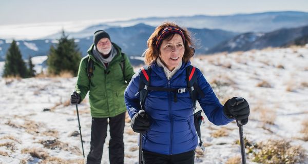 Frau und Mann wandern im Schnee.