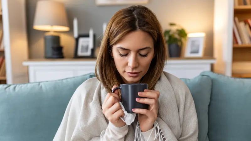 Frau trinkt eine Tasse Tee.