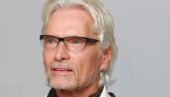 Eleganter Mann mit Brille