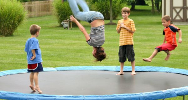 Kinder auf einem großen Trampolin im Freien