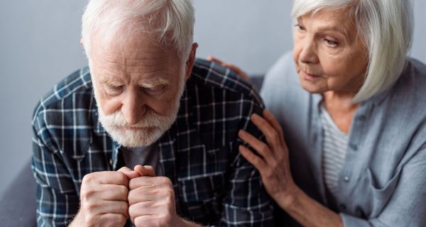 Senior ist deprimiert. Seine Frau versucht ihn zu trösten.