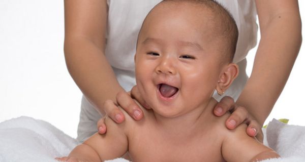 Babys sollten lieber nicht mit Ölen eingecremt werden.