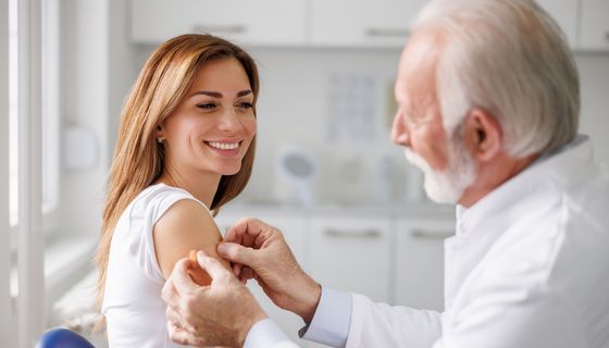 Frau wurde beim Arzt geimpft.