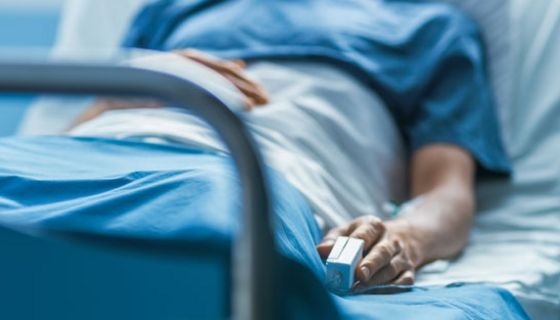 Bei rund 20 Prozent der bestätigten COVID-19-Patienten ist ein Krankenhausaufenthalt erforderlich, wobei die mittlere Aufenthaltsdauer bei 12 Tagen liegt.