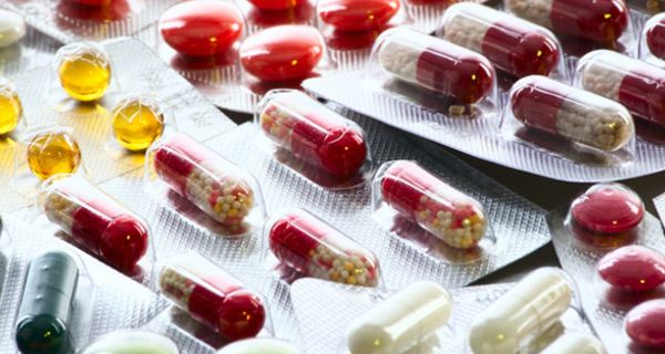 Bunte Tabletten und Kapseln in Blistern