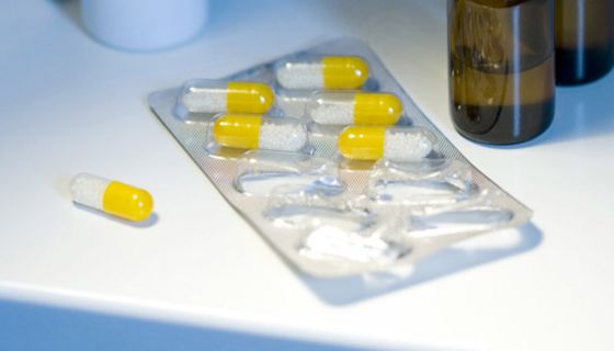 Durchdrückpackung mit gelb-weißen Antibiotika-Kapseln