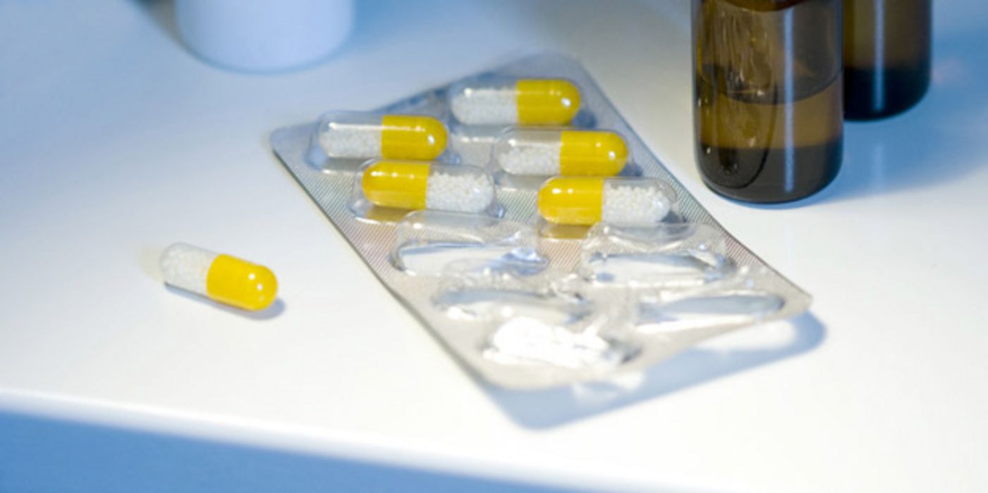 Durchdrückpackung mit gelb-weißen Antibiotika-Kapseln