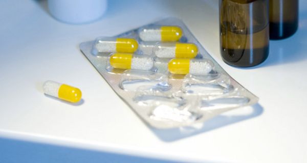 Durchdrückpackung mit gelb-weißen Antibiotika-Kapseln