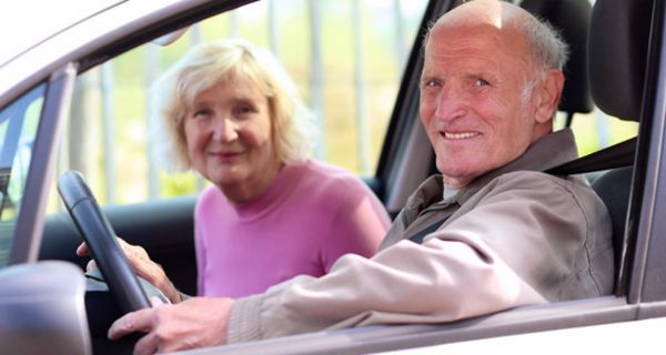 Seniorenpaar im Auto