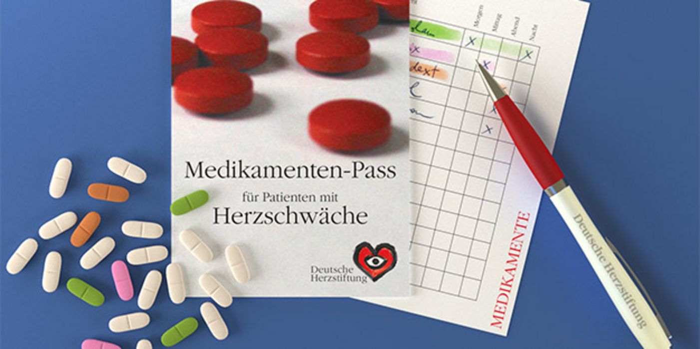 Medikamentenpass Deutsche Herzstiftung mit Kugelschreiber