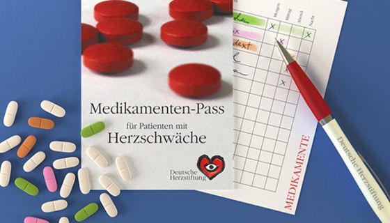 Medikamentenpass Deutsche Herzstiftung mit Kugelschreiber