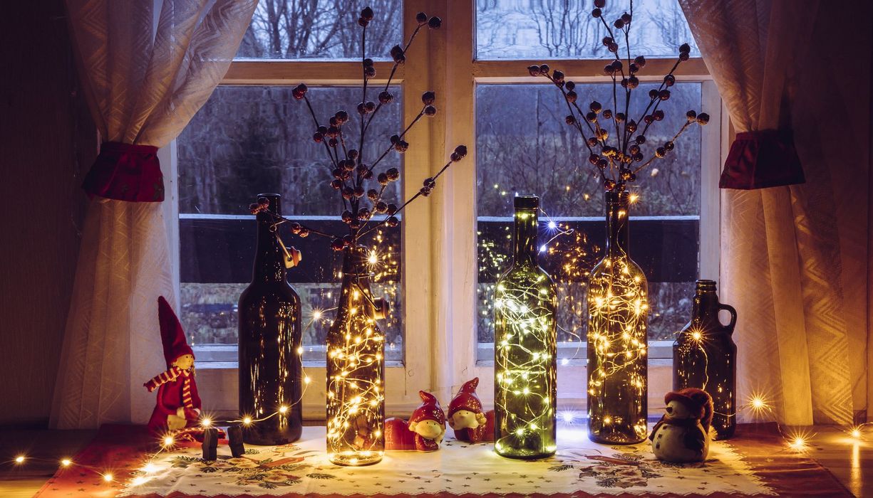 Weihnachtlich dekorierte Fensterbank mit Lichterketten. 