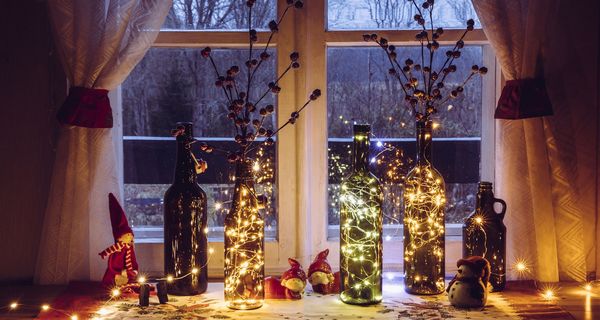 Weihnachtlich dekorierte Fensterbank mit Lichterketten. 