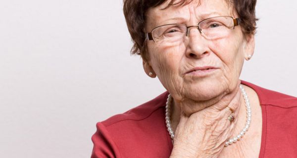 Senioren haben häufig mit Heiserkeit zu kämpfen.