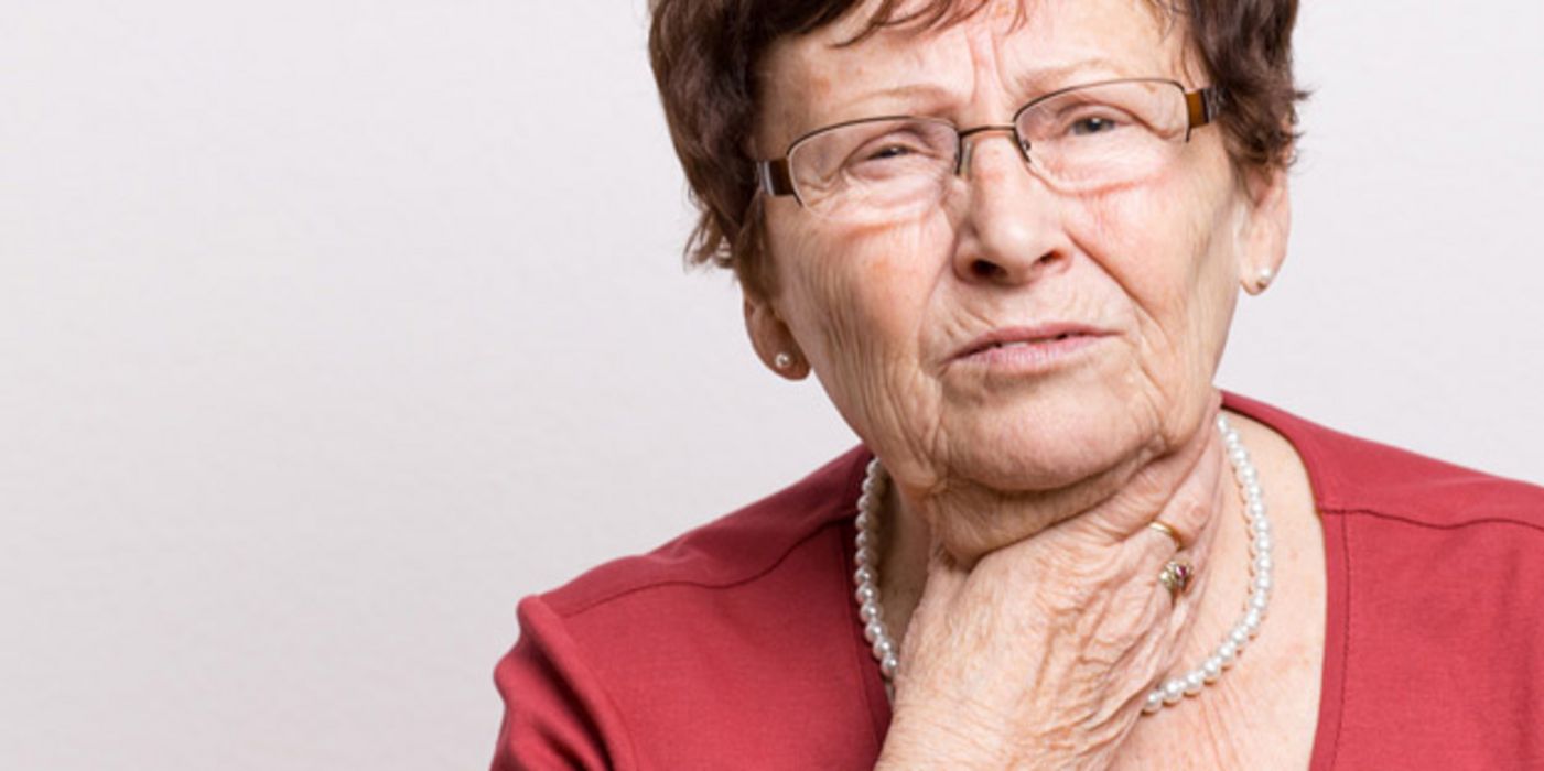 Senioren haben häufig mit Heiserkeit zu kämpfen.