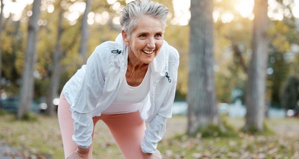 Ältere Frau beim Joggen.