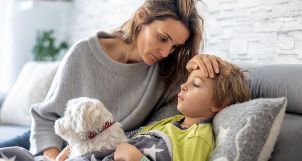 Mutter kümmert sich um kranken Sohn.