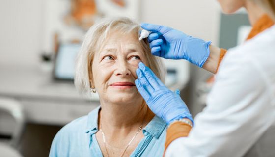 Viele Diabetiker leiden unter trockenen Augen.