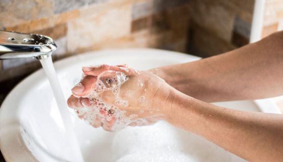 Gründliche Handhygiene schützt vor Infektionskrankheiten.
