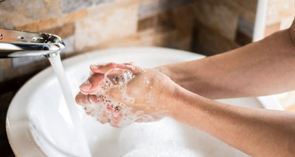 Gründliche Handhygiene schützt vor Infektionskrankheiten.