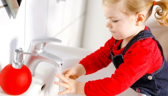 Fließendes Wasser ist die beste Maßnahme bei leichten Verbrennungen.