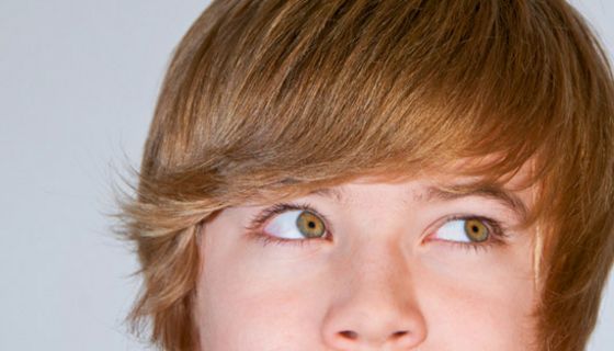 Blick auf den Kopf eines Jungen