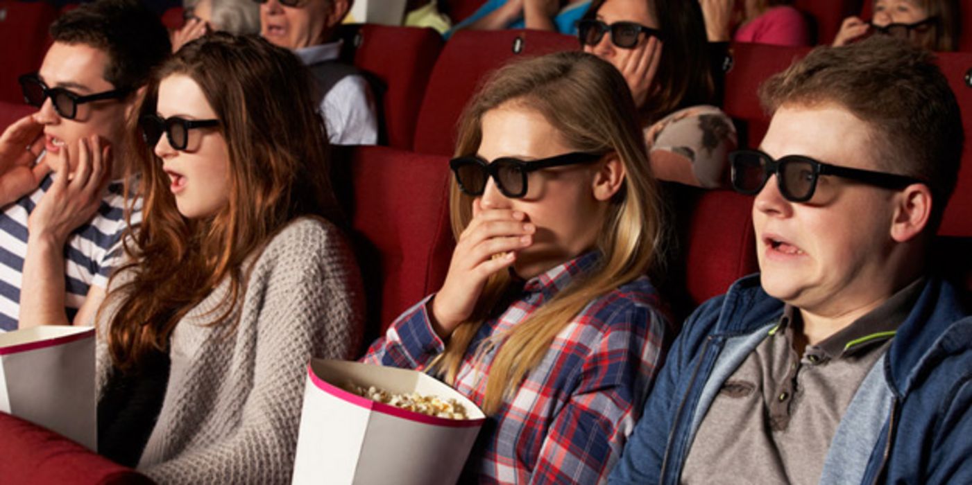 Jugendliche mit 3D-Brillen im Kinosaal