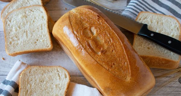 Foto von Weißbrot, aufgeschnitten.