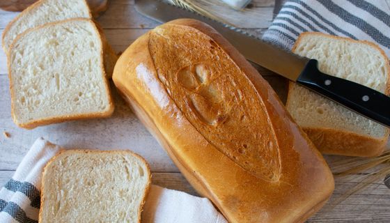 Foto von Weißbrot, aufgeschnitten.