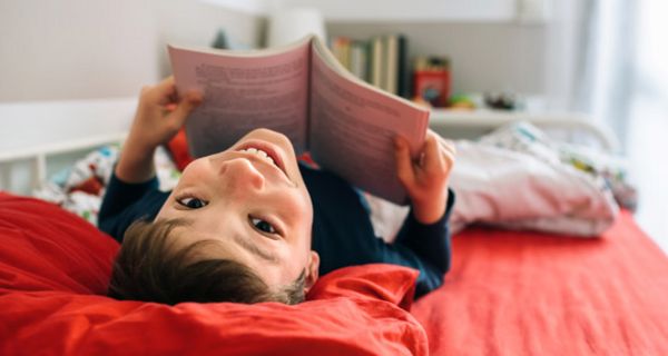 Kinder, die Bücher lesen, haben auch bessere Schulnoten.