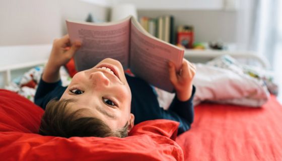 Kinder, die Bücher lesen, haben auch bessere Schulnoten.